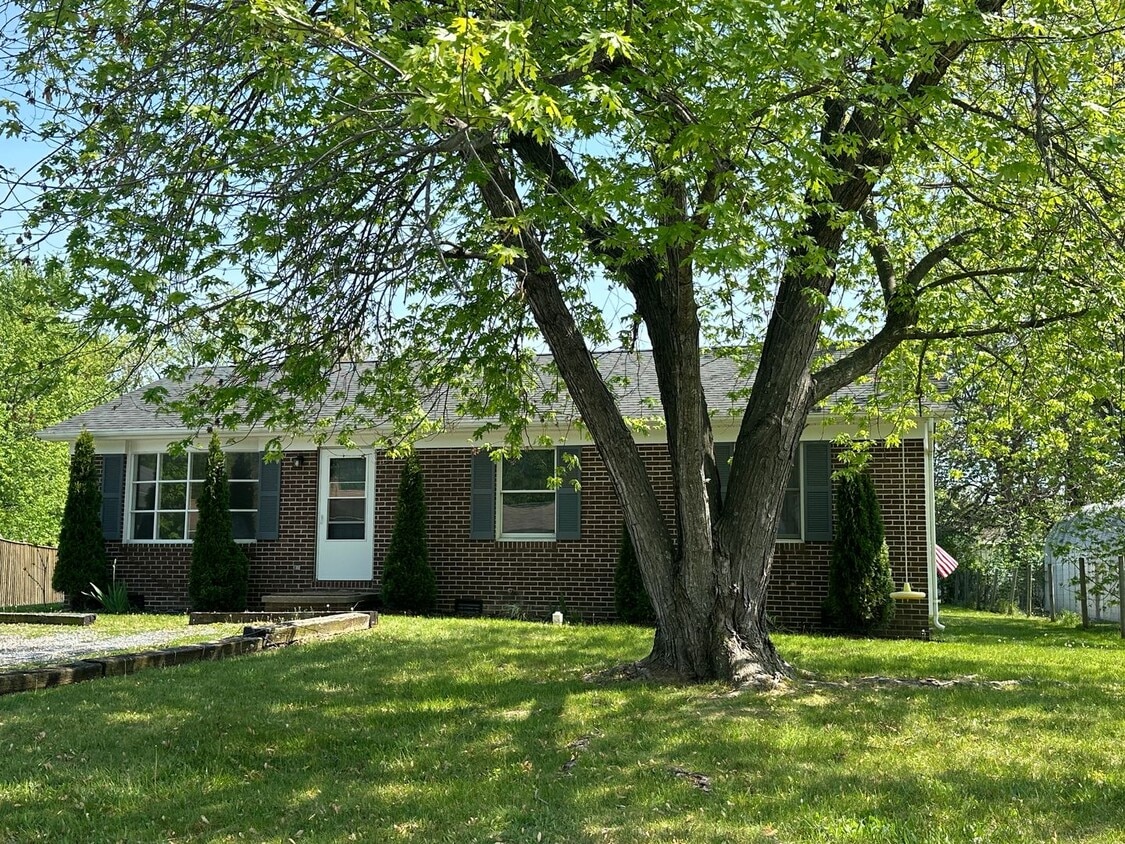 Primary Photo - 108 Crystal Lake Ct