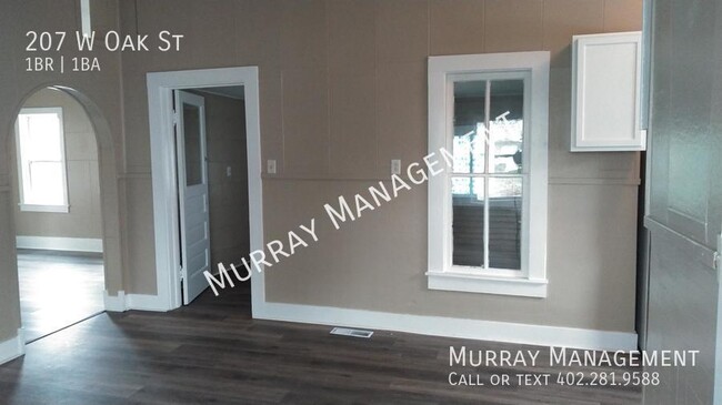 Building Photo - 207 W Oak St