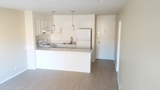 Full kitchen - 510 S Mariposa Ave
