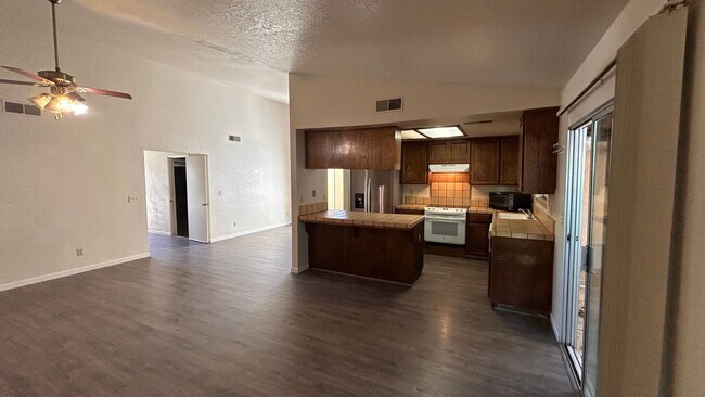 Building Photo - 545 Navarre Pl