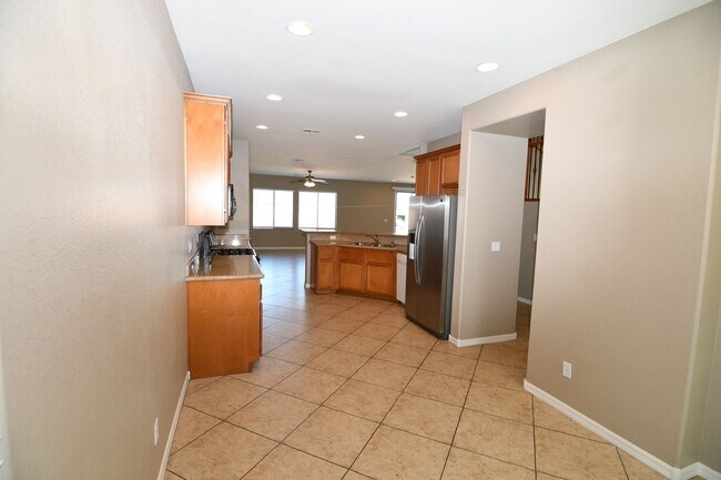 Building Photo - Large 4 bedroom, 2-story home in North Las...