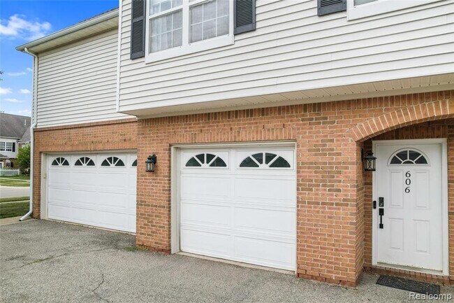 Foto del edificio - 606 Olde English Cir