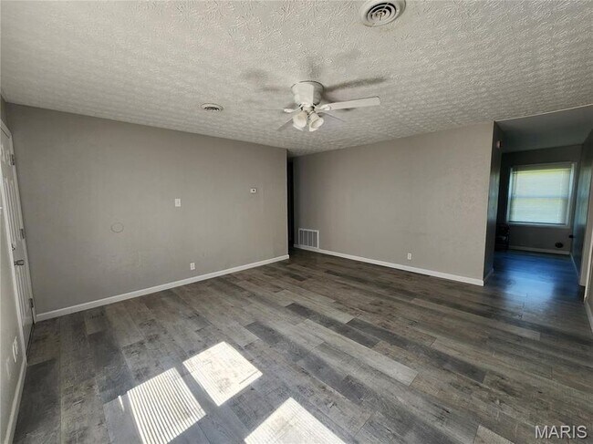 Building Photo - 703 St Paul Dr