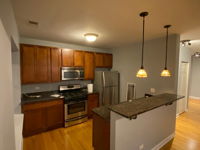 Kitchen - 6204 N Claremont Ave