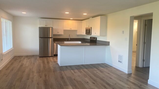 Building Photo - 7800 Stinson Ave