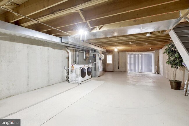 Building Photo - 174 Longford Rd