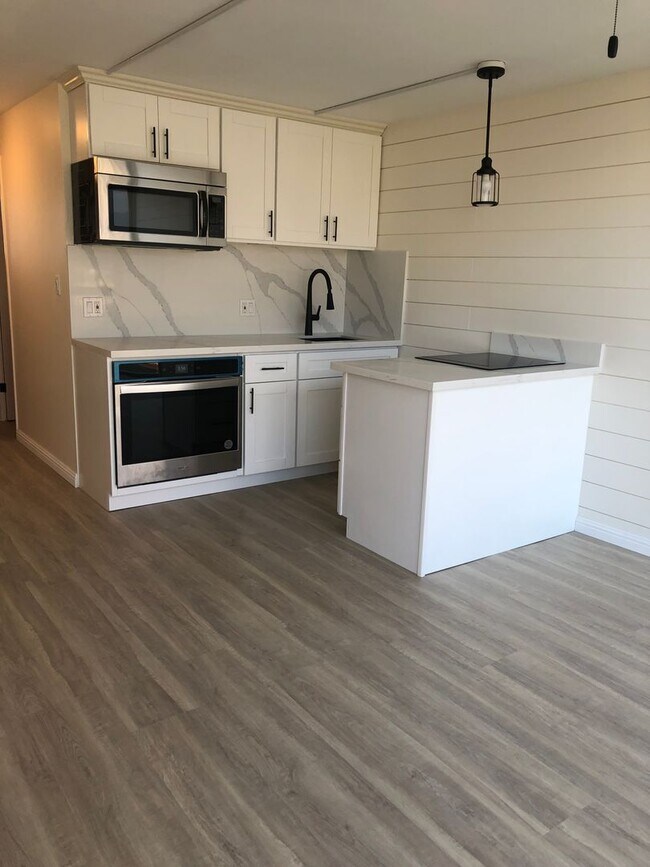 Building Photo - Completely Renovated 1 Bedroom in Waikiki