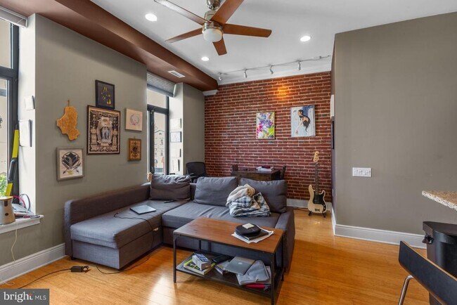 Foto del edificio - 530 W Girard Ave