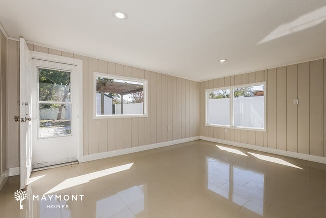 Building Photo - 1328 Divot Ln