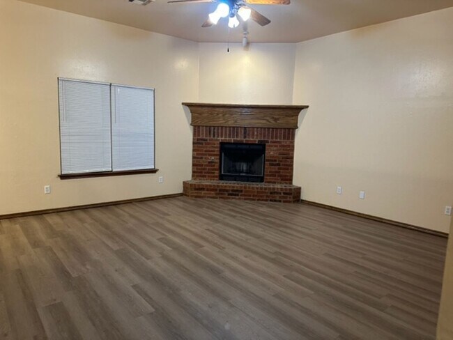 Foto del edificio - 4 Bedrooms - Moore Schools - New Flooring ...