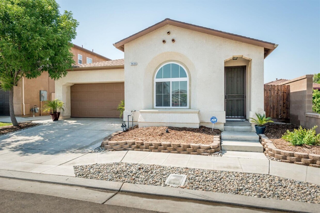 Foto principal - 7435 E Robinson Ave