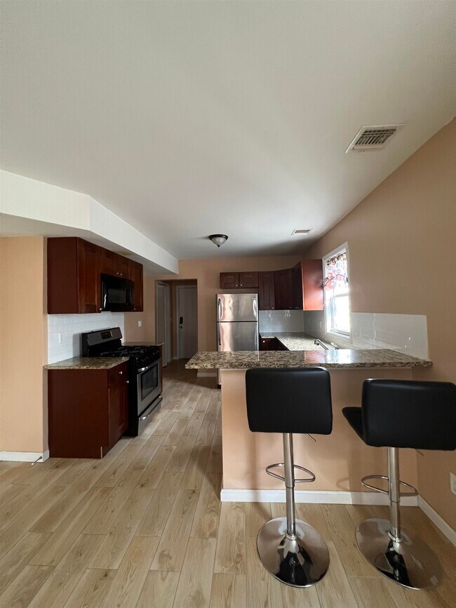 Foto del edificio - 81 Summer Ave