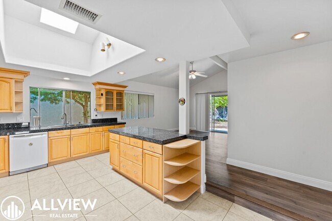 Foto del edificio - Charming 4 Bed, 2 Bath Single-Level Home A...