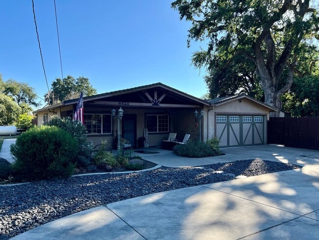 Foto del edificio - Well maintained single story on over half an acre lot!