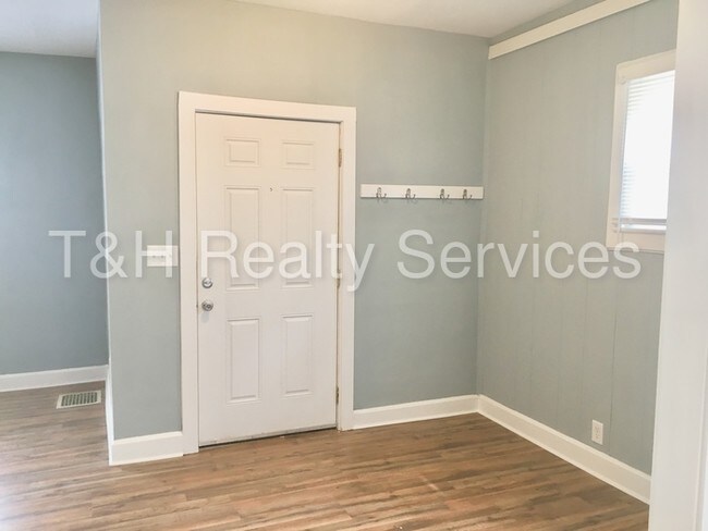 Foto del edificio - PENDING-Remodeled 3 Bedroom in Sobro!