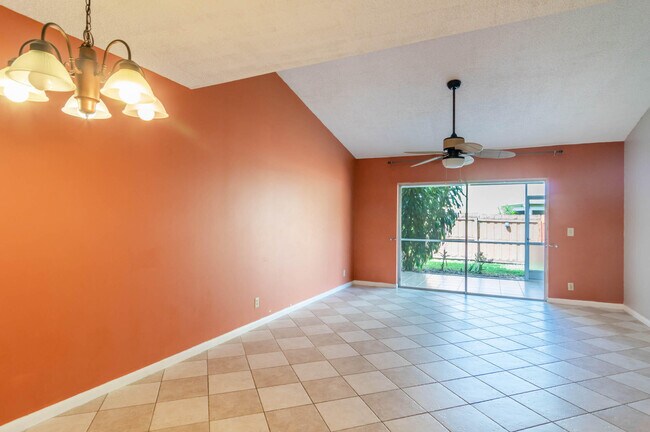 Building Photo - 107 Oakwood Dr