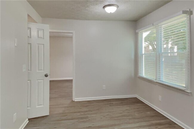 Foto del edificio - 1800 Baynard Ct NW