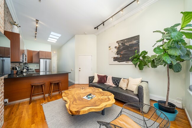 Building Photo - 1BR Plus Den Penthouse Apartment