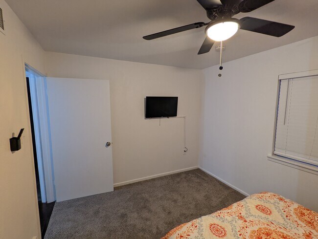 Foto del edificio - 900 Rosewood Ln