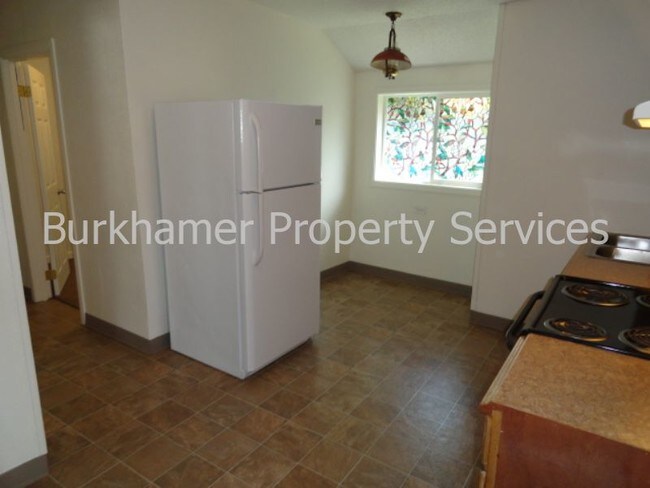Building Photo - 916 Distler St