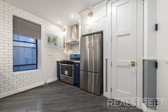 Foto del edificio - NEWLY RENOVATED 3 BED 2 BATH APT in Brooklyn Heights!