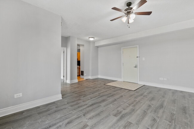 Building Photo - 4520 N Clarendon Ave