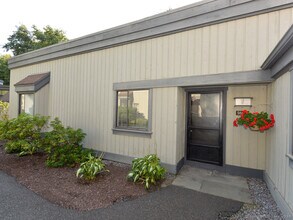 Building Photo - 986 Heritage Vlg
