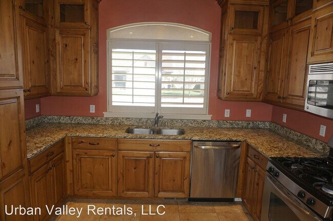 Building Photo - 4 br, 2.5 bath House - 222 E. Belle Glenn Cir