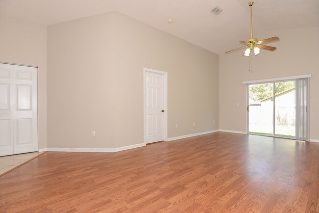 Building Photo - 535 Royal Ridge St