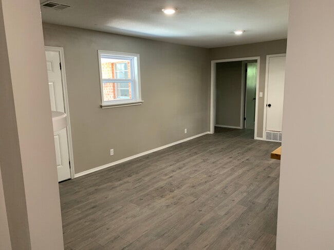 Building Photo - 3204 Wayside Dr