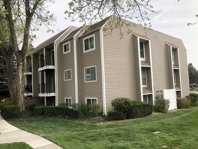 Building Photo - 1080 Quail Park Dr