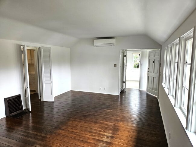 Foto del edificio - 8531 Rosewood Ave