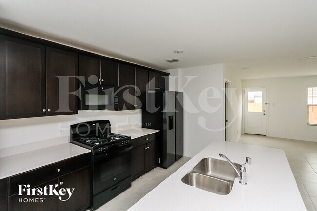 Building Photo - 1141 Crestview Dr