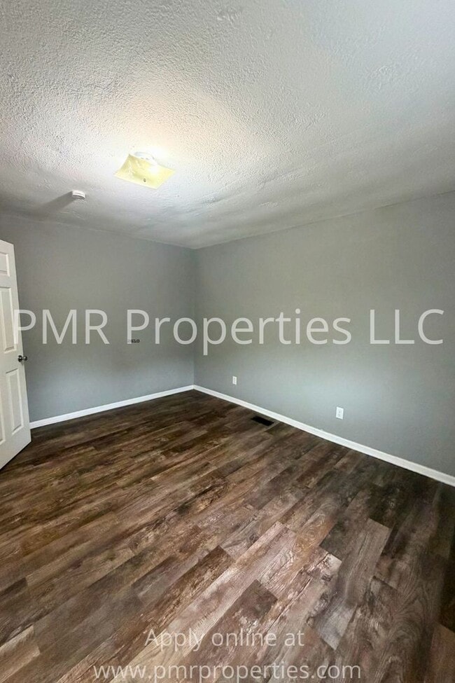 Building Photo - 2 Bedrooms / 1 Bathroom House