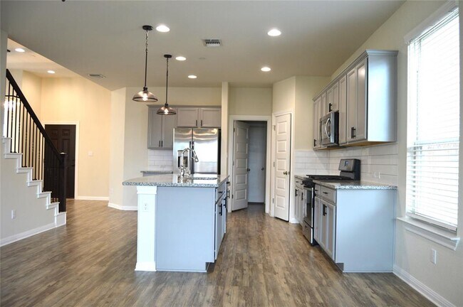 Building Photo - 6913 Llano Stage Trl