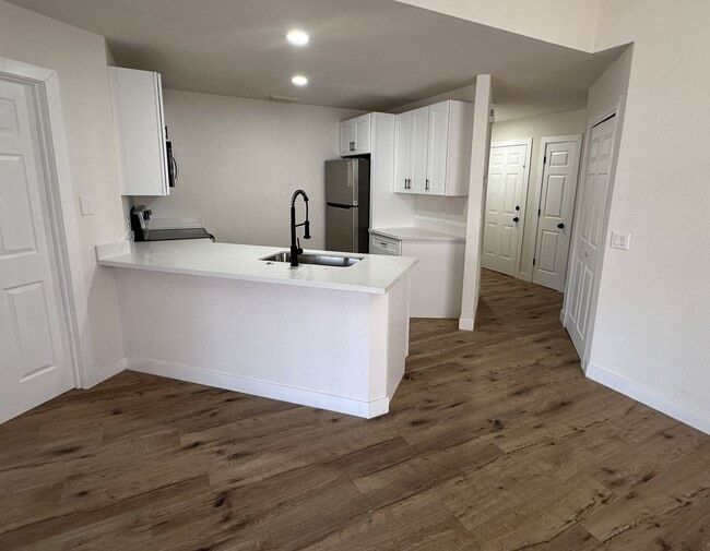 Building Photo - APARTMENT WITH GARAGE INCLUDED - SEDONA - ...