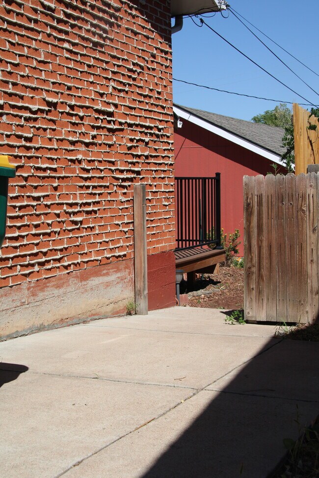Side gate to back yard - 2312 Summit Dr