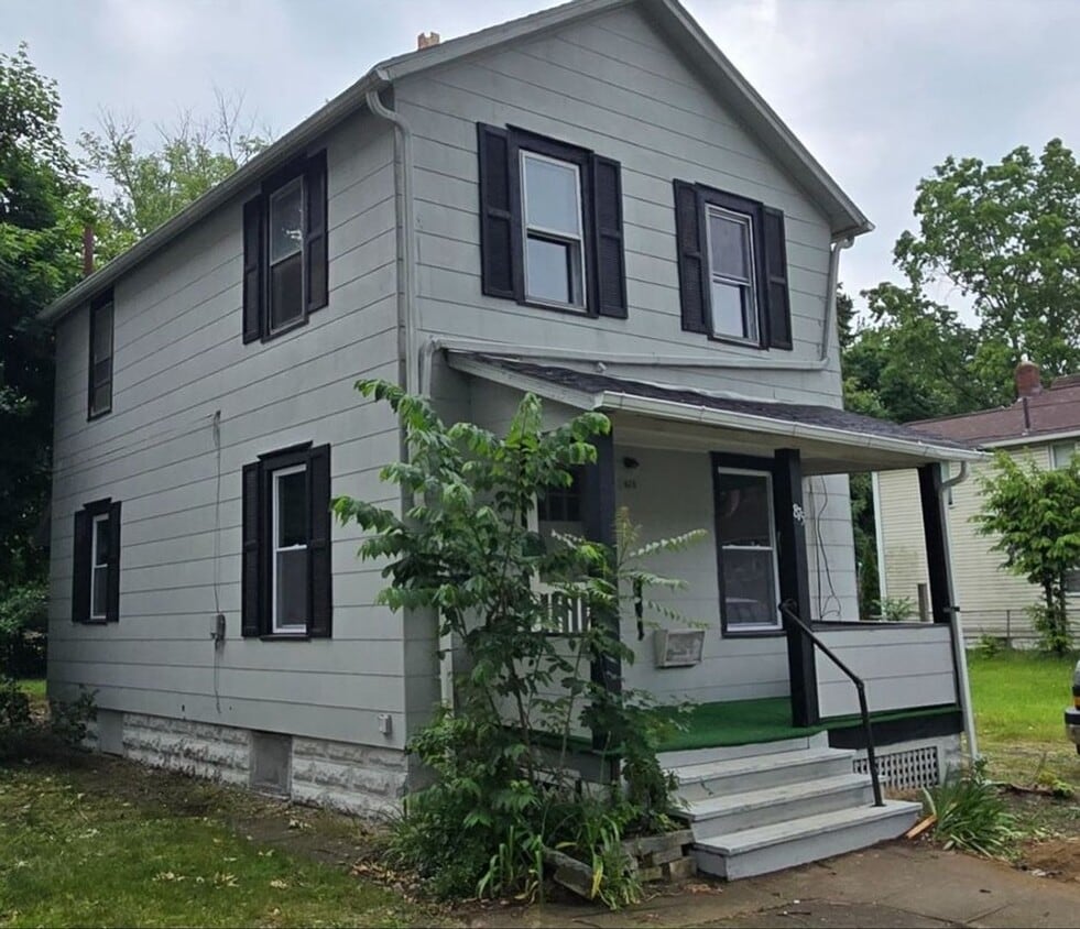 Primary Photo - Charming 3-Bedroom Property in Prime Location
