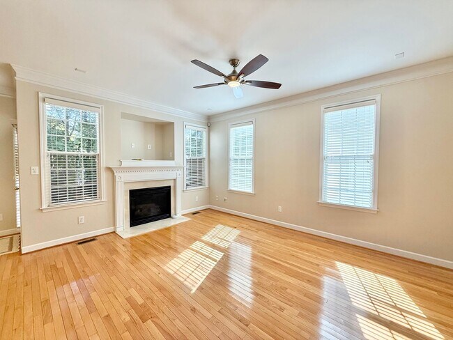 Foto del edificio - Gorgeous 3BD, 2.5BA Raleigh Townhome in a ...