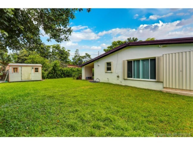 Building Photo - Location! Location! Quiet Street! Must see!