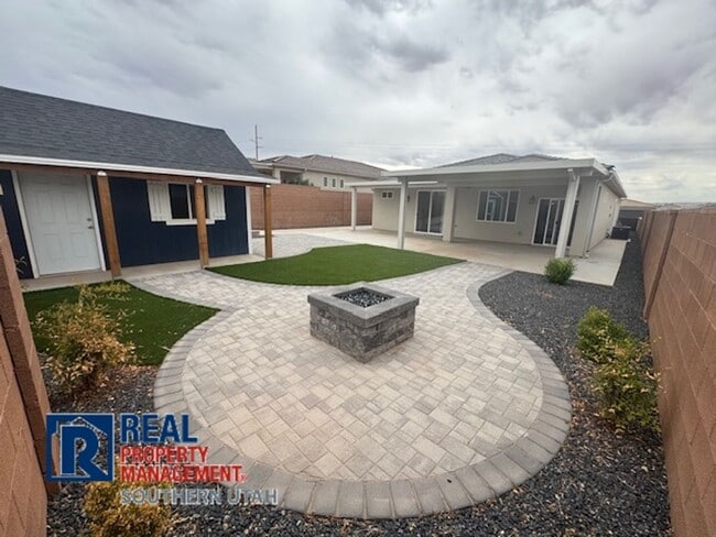 Building Photo - Home with great yard in Hurricane