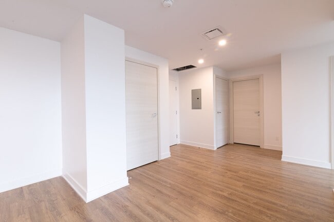 Building Photo - 30 Bd Saint-Joseph E
