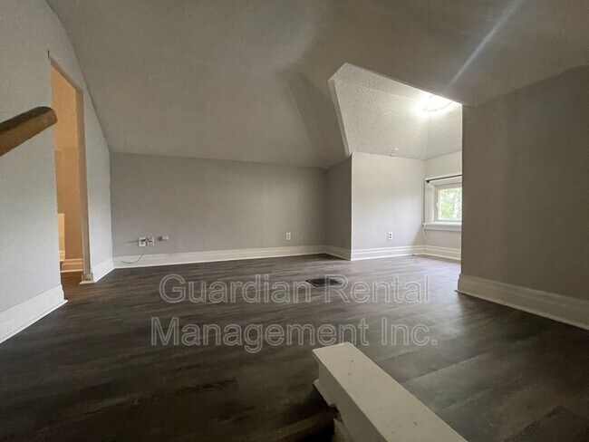 Photo du bâtiment - 339 Marks St N