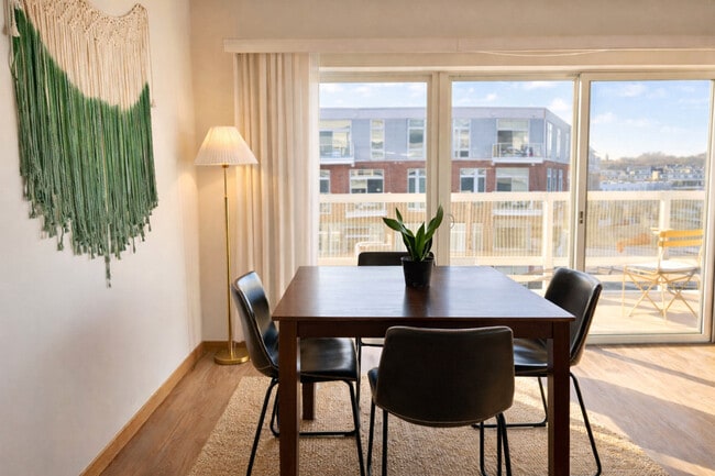 Foto del edificio - 1640 N Water St