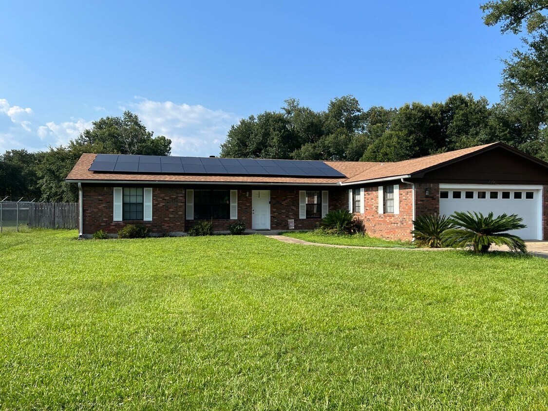 Primary Photo - Spacious and In Town with Solar Panels