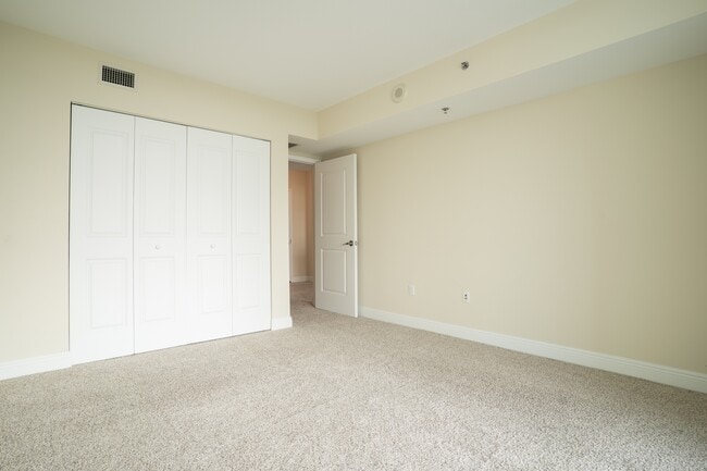 Building Photo - 2641 N Flamingo Rd