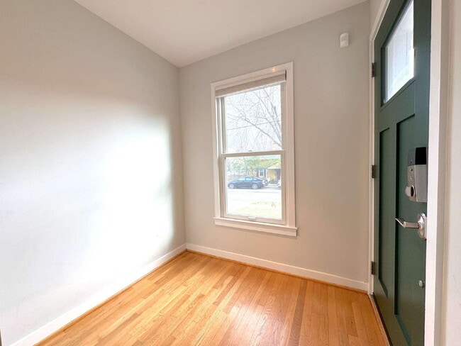 Foto del edificio - Premier Del Ray Townhome: Steps from The Avenue