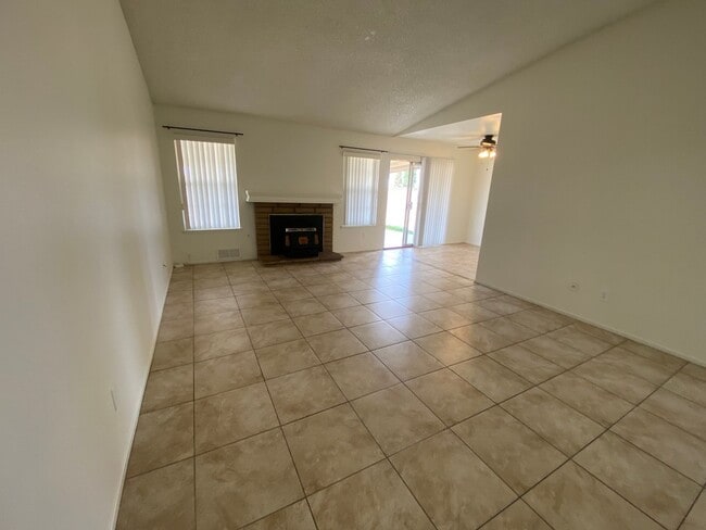 Building Photo - West Palmdale 4 bedroom