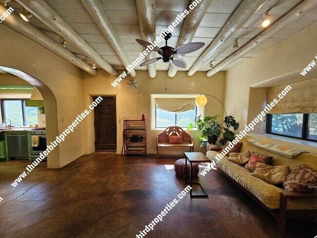 Foto del edificio - Charming Historic Tesuque Home – Fully Fur...
