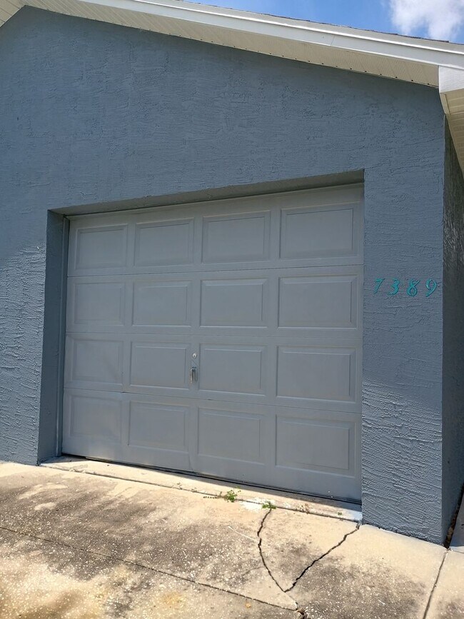 Building Photo - 2 bedroom 1 bathroom 1 car garage Duplex
